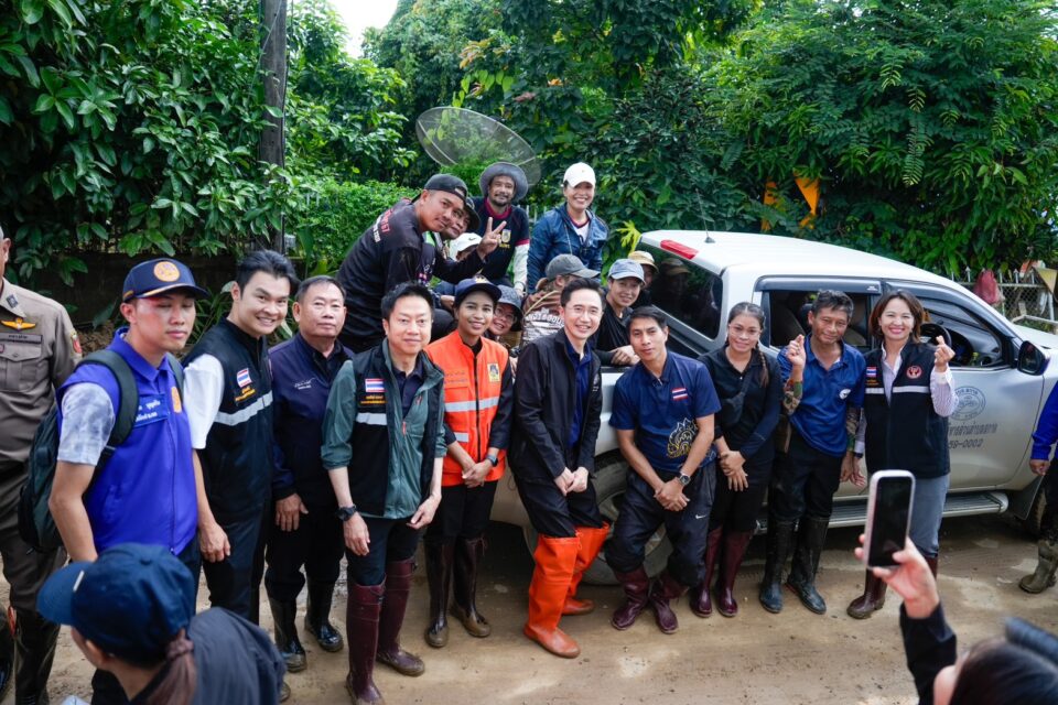 รองนายกฯ "ยศชนัน" ลงพื้นที่เร่งฟื้นฟูอุทกภัย จ.น่าน อีกรอบ ควบคู่ขยายวงเงินฉุกเฉิน 100 ล้าน หลัง ครม. เคาะงบเยียวยา เสียชีวิต 2 ล้าน ด้านท้องถิ่นอำนวยความสะดวกผู้ประสบภัย ไม่ต้องถ่ายเอกสาร-แนบรูป ลัดขั้นตอนแจ้งผู้นำชุมชน ส่งต่ออำเภอดำเนินการเยียวยา รองนายกฯ "ยศชนัน" ลงพื้นที่เร่งฟื้นฟูอุทกภัย จ.น่าน อีกรอบ ควบคู่ขยายวงเงินฉุกเฉิน 100 ล้าน หลัง ครม. เคาะงบเยียวยา เสียชีวิต 2 ล้าน ด้านท้องถิ่นอำนวยความสะดวกผู้ประสบภัย ไม่ต้องถ่ายเอกสาร-แนบรูป ลัดขั้นตอนแจ้งผู้นำชุมชน ส่งต่ออำเภอดำเนินการเยียวยา