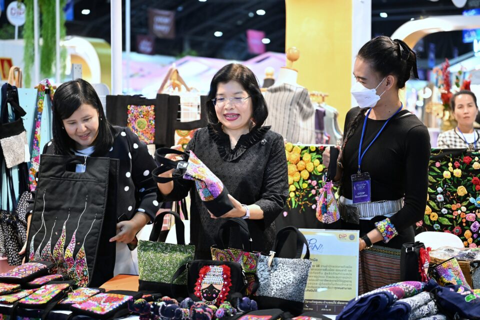 กรมทรัพย์สินทางปัญญา ยกทัพสินค้า “IP Local Hero”ร่วมงานศิลปาชีพ ประทีปไทย OTOP หลอมดวงใจด้วยพระบารมี ปี 2569 กรมทรัพย์สินทางปัญญา ยกทัพสินค้า “IP Local Hero”ร่วมงานศิลปาชีพ ประทีปไทย OTOP หลอมดวงใจด้วยพระบารมี ปี 2569