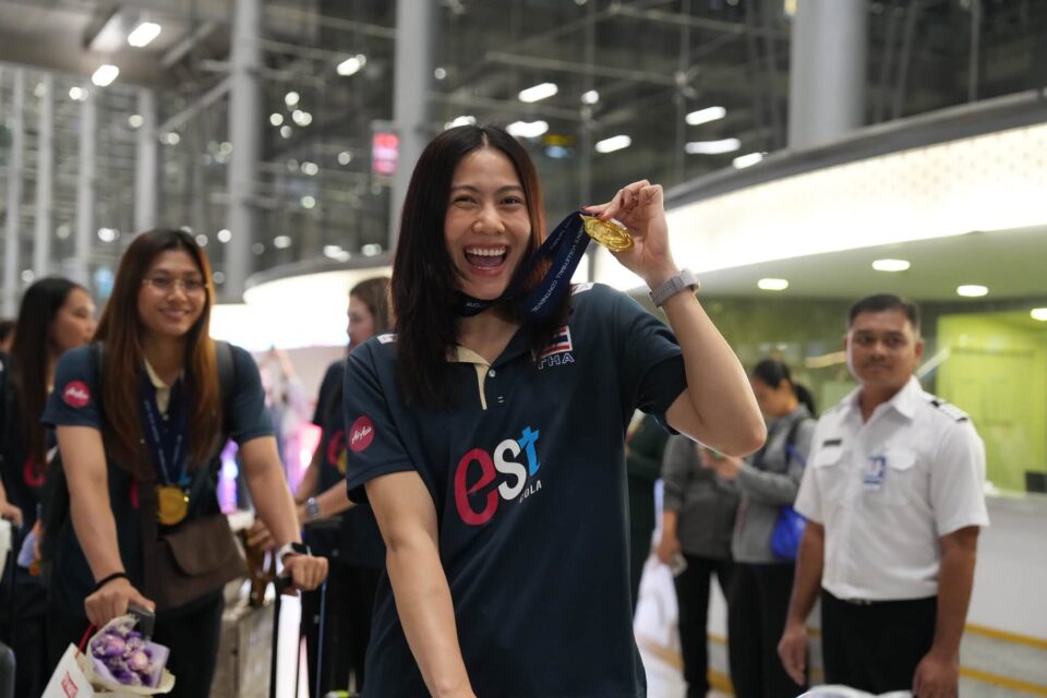 วอลเลย์บอลทีมชาติไทย ได้รับการต้อนรับอย่างอบอุ่น หลังคว้าแชมป์เอเชีย 2026 สามารถตีตั๋วไปโอลิมปิก 2028 ได้สำเร็จ ขณะที่แฟนคลับรอต้อนรับจำนวนมาก วอลเลย์บอลทีมชาติไทย ได้รับการต้อนรับอย่างอบอุ่น หลังคว้าแชมป์เอเชีย 2026 สามารถตีตั๋วไปโอลิมปิก 2028 ได้สำเร็จ ขณะที่แฟนคลับรอต้อนรับจำนวนมาก