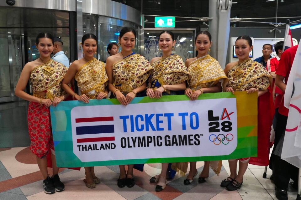 วอลเลย์บอลทีมชาติไทย ได้รับการต้อนรับอย่างอบอุ่น หลังคว้าแชมป์เอเชีย 2026 สามารถตีตั๋วไปโอลิมปิก 2028 ได้สำเร็จ ขณะที่แฟนคลับรอต้อนรับจำนวนมาก วอลเลย์บอลทีมชาติไทย ได้รับการต้อนรับอย่างอบอุ่น หลังคว้าแชมป์เอเชีย 2026 สามารถตีตั๋วไปโอลิมปิก 2028 ได้สำเร็จ ขณะที่แฟนคลับรอต้อนรับจำนวนมาก