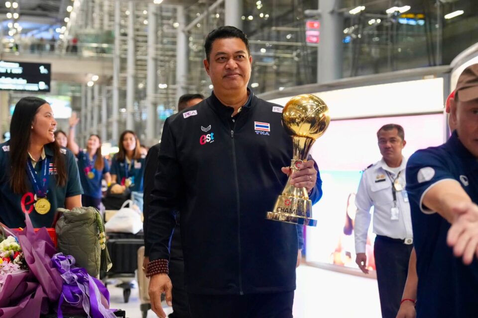 วอลเลย์บอลทีมชาติไทย ได้รับการต้อนรับอย่างอบอุ่น หลังคว้าแชมป์เอเชีย 2026 สามารถตีตั๋วไปโอลิมปิก 2028 ได้สำเร็จ ขณะที่แฟนคลับรอต้อนรับจำนวนมาก วอลเลย์บอลทีมชาติไทย ได้รับการต้อนรับอย่างอบอุ่น หลังคว้าแชมป์เอเชีย 2026 สามารถตีตั๋วไปโอลิมปิก 2028 ได้สำเร็จ ขณะที่แฟนคลับรอต้อนรับจำนวนมาก