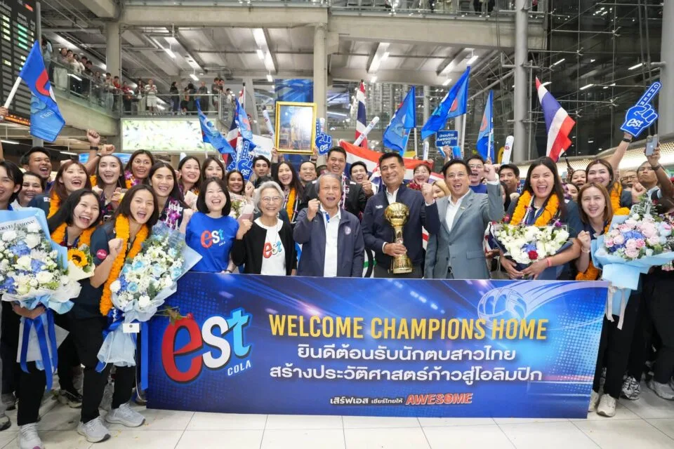 วอลเลย์บอลทีมชาติไทย ได้รับการต้อนรับอย่างอบอุ่น หลังคว้าแชมป์เอเชีย 2026 สามารถตีตั๋วไปโอลิมปิก 2028 ได้สำเร็จ ขณะที่แฟนคลับรอต้อนรับจำนวนมาก