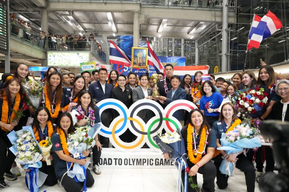 วอลเลย์บอลทีมชาติไทย ได้รับการต้อนรับอย่างอบอุ่น หลังคว้าแชมป์เอเชีย 2026 สามารถตีตั๋วไปโอลิมปิก 2028 ได้สำเร็จ ขณะที่แฟนคลับรอต้อนรับจำนวนมาก วอลเลย์บอลทีมชาติไทย ได้รับการต้อนรับอย่างอบอุ่น หลังคว้าแชมป์เอเชีย 2026 สามารถตีตั๋วไปโอลิมปิก 2028 ได้สำเร็จ ขณะที่แฟนคลับรอต้อนรับจำนวนมาก