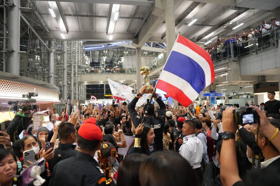 วอลเลย์บอลทีมชาติไทย ได้รับการต้อนรับอย่างอบอุ่น หลังคว้าแชมป์เอเชีย 2026 สามารถตีตั๋วไปโอลิมปิก 2028 ได้สำเร็จ ขณะที่แฟนคลับรอต้อนรับจำนวนมาก วอลเลย์บอลทีมชาติไทย ได้รับการต้อนรับอย่างอบอุ่น หลังคว้าแชมป์เอเชีย 2026 สามารถตีตั๋วไปโอลิมปิก 2028 ได้สำเร็จ ขณะที่แฟนคลับรอต้อนรับจำนวนมาก