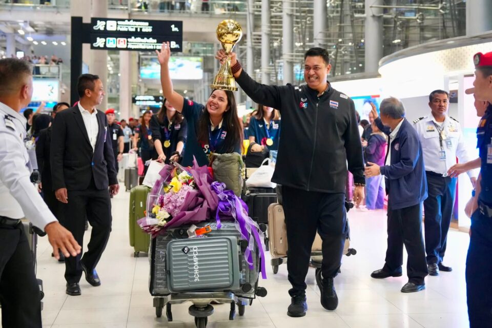 วอลเลย์บอลทีมชาติไทย ได้รับการต้อนรับอย่างอบอุ่น หลังคว้าแชมป์เอเชีย 2026 สามารถตีตั๋วไปโอลิมปิก 2028 ได้สำเร็จ ขณะที่แฟนคลับรอต้อนรับจำนวนมาก วอลเลย์บอลทีมชาติไทย ได้รับการต้อนรับอย่างอบอุ่น หลังคว้าแชมป์เอเชีย 2026 สามารถตีตั๋วไปโอลิมปิก 2028 ได้สำเร็จ ขณะที่แฟนคลับรอต้อนรับจำนวนมาก