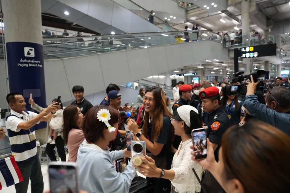 วอลเลย์บอลทีมชาติไทย ได้รับการต้อนรับอย่างอบอุ่น หลังคว้าแชมป์เอเชีย 2026 สามารถตีตั๋วไปโอลิมปิก 2028 ได้สำเร็จ ขณะที่แฟนคลับรอต้อนรับจำนวนมาก วอลเลย์บอลทีมชาติไทย ได้รับการต้อนรับอย่างอบอุ่น หลังคว้าแชมป์เอเชีย 2026 สามารถตีตั๋วไปโอลิมปิก 2028 ได้สำเร็จ ขณะที่แฟนคลับรอต้อนรับจำนวนมาก