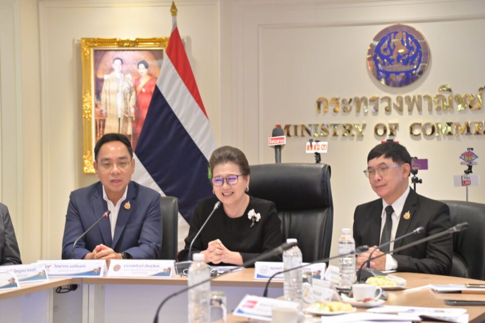 “พาณิชย์” จับมือ “คมนาคม” 7 สายการบินโหลดผลไม้ฟรี 10 กก. “พาณิชย์” จับมือ “คมนาคม” 7 สายการบินโหลดผลไม้ฟรี 10 กก.